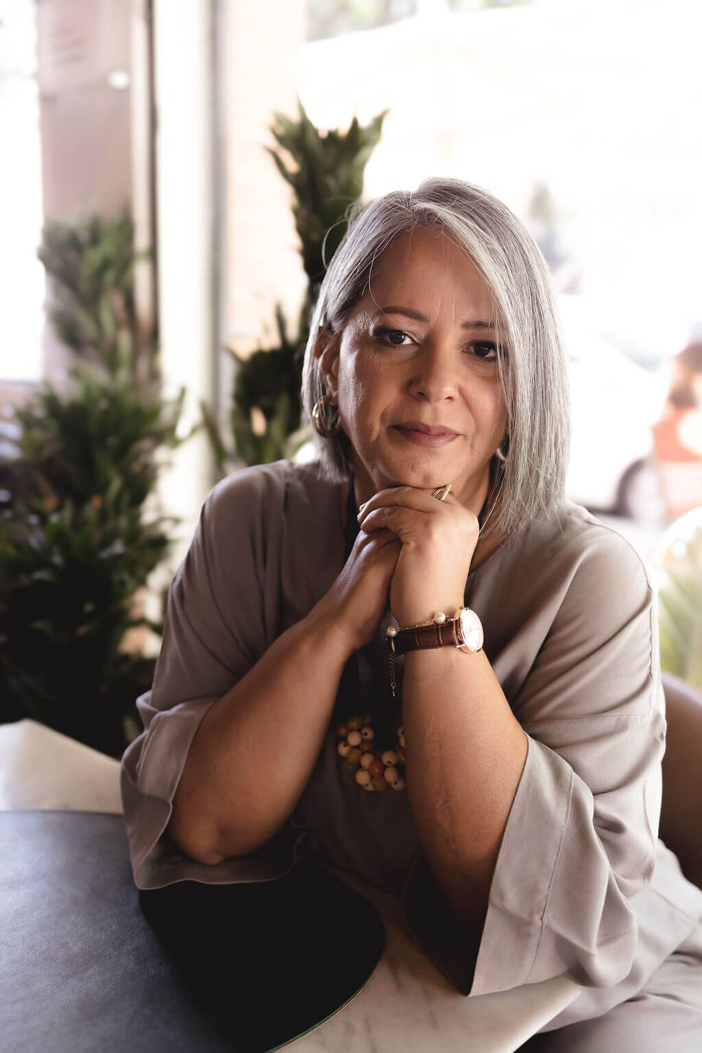 Telma Januário Olá, eu sou a Telma Januário, Economista, Psicóloga, Gestalt-Terapeuta, tenho 55 anos sou casada e tenho 2 filhos. Atuo como psicóloga clínica atendendo pessoas com uma difícil relação com o dinheiro. Acredito que é sempre possível viver melhor quando conseguimos dar um sentido novo para nossas experiências de vida, e a partir desse momento podemos escrever uma história diferente.
Antes de ser psicóloga, trabalhei por mais de 20 anos como economista. Mesmo em projetos aparentemente fáceis, comecei a perceber que as planilhas de Excel não eram suficientes, porque dentro daquela empresa, existiam pessoas, e aquelas pessoas estavam alí por causa de um sonho, sonho de proporcionar para a família uma vida melhor, o sonho de se tornar uma pessoa “bem sucedida”, o sonho de “ser alguém reconhecido”.
Compreedi, que para além dos modelos prontos, padronizados e testados de gestão, nenhuma empresa era igual, porque em cada empresas, existiam pessoas diferentes, histórias de vida diferentes, eu eu precisaria olhar para essas histórias, antes de apresentar qualquer número.