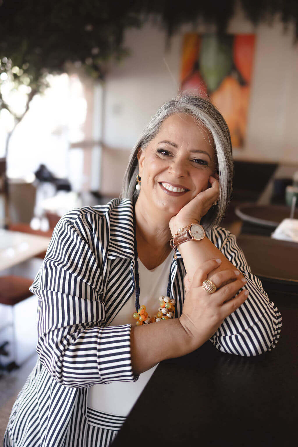 Telma Januário Antes da psicologia, trabalhei por mais de 20 anos como economista.
Foi nesse caminho que percebi algo importante: nenhuma decisão é tomada apenas pela lógica. Por trás de cada escolha existem histórias, emoções, medos e sonhos que precisam ser considerados.
Essa compreensão me aproximou da Psicologia e reforçou em mim a ideia de que sempre é possível viver melhor quando conseguimos dar um novo sentido às nossas experiências de vida e, a partir desse momento, escrever uma história diferente.
Hoje ajudo pessoas a olharem para si, reconhecerem e acolherem suas dores, medos e incertezas, desenvolvendo mais autonomia para viver diante das adversidades que podem surgir e se tornarem autoras da própria história.